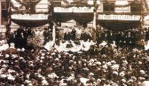 Tribuna před tehdejší radnicí na Horním nám. (dnes Mojmírovo) v rámci slavnosti povýšení Králova Pole na město, která se konala 6.8.1905.