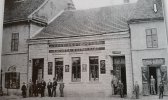 Kavárna p.France Wagnera na Hornim nám. (dnes Mojmirovo) . V domě napravo je holičství Lamberta Přiléhá. 1900...